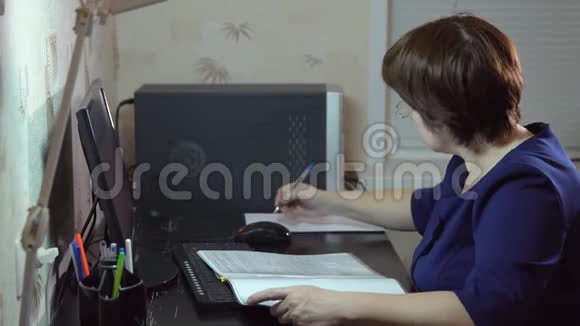在电脑工作时戴眼镜的女人视频的预览图