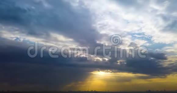 美丽的戏剧性日落天空和乌云密布视频的预览图
