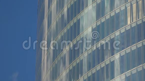 现代多层建筑窗户玻璃中明亮的蓝天倒影视频的预览图