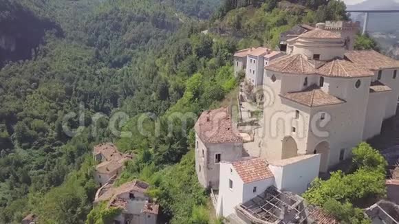 意大利莱诺卡斯特洛山顶废弃村庄4k飞行飞机视频的预览图