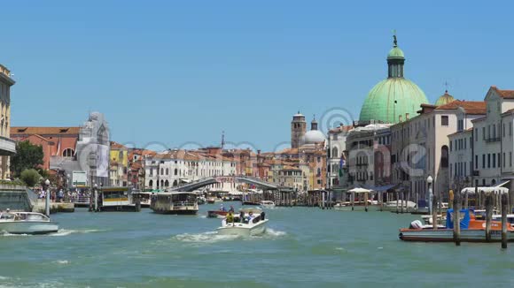 汽艇和汽艇在威尼斯沿着大运河行驶交通视频的预览图
