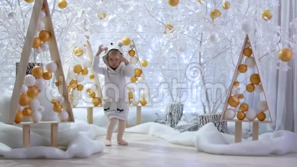 女孩像兔子一样高兴地跳圣诞节和新年的概念视频的预览图