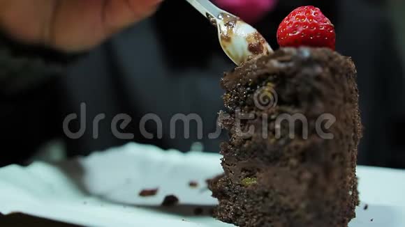甜点糖果丰满的女人吃带草莓的甜布朗尼糖尿病视频的预览图