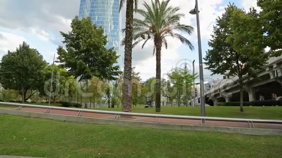 度假城市的现代摩天大楼办公大楼外有异国情调的树木视频的预览图
