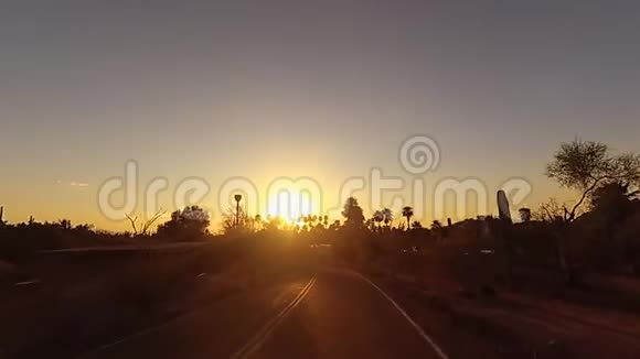 日落时驱车穿过富有戏剧性的亚利桑那州帕帕戈公园Buttes朝凤凰城行驶视频的预览图
