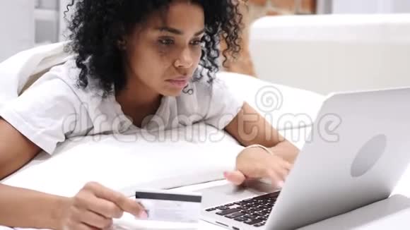 非裔美国妇女网上购物信用卡付款视频的预览图