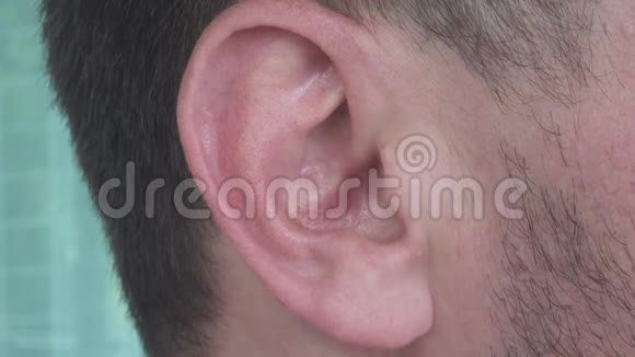 高加索男性耳最接近视频的预览图