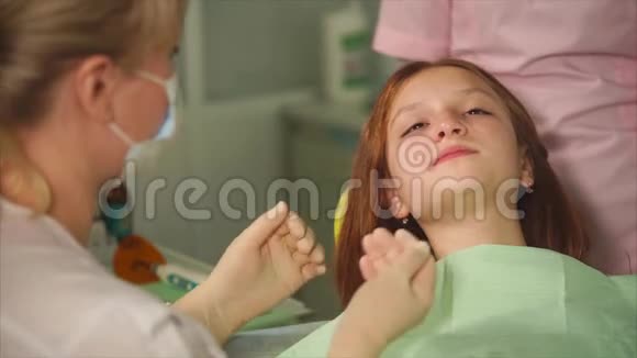 一个做麻醉的牙医问一个十几岁的女孩她的感受视频的预览图