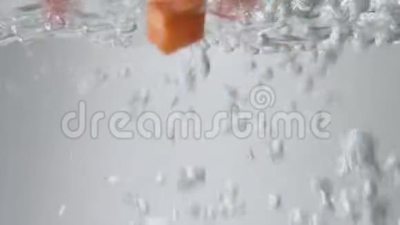 胡萝卜片落入沸水中宏观观点视频的预览图