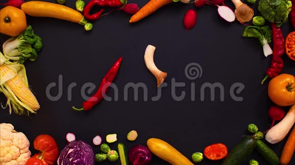 蔬菜做成字母M视频的预览图