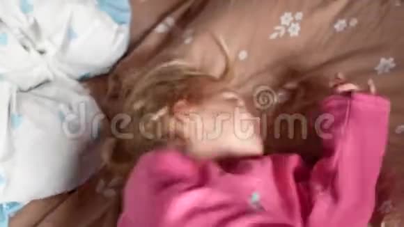 一个小女孩在床上哭孩子很沮丧他歇斯底里视频的预览图