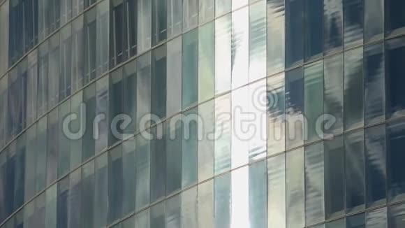建立现代玻璃建筑墙公司办公室的窗户视频的预览图