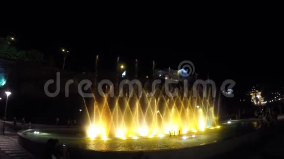 照明喷泉水射流纵横交错向上溅在空中视频的预览图