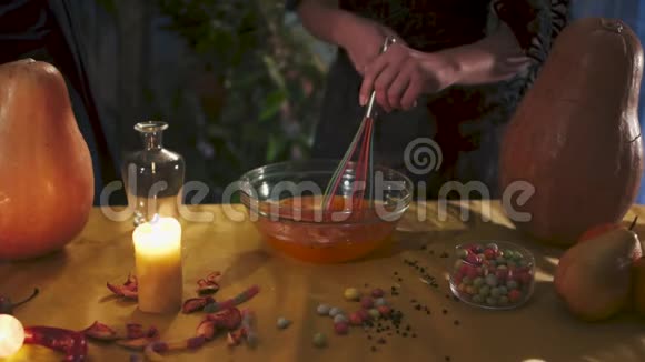 万圣节女性手将液体与搅拌器混合所有圣夜视频的预览图