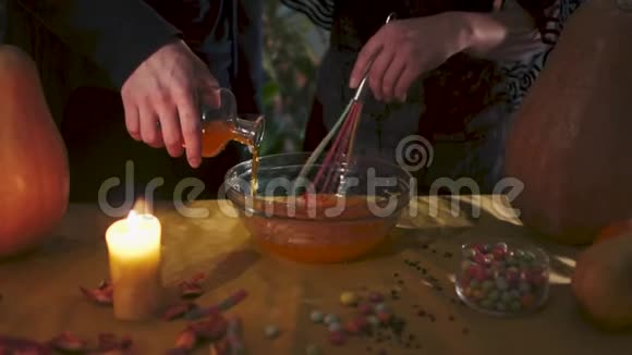 万圣节男性和女性的手正在准备一种药水所有圣夜视频的预览图