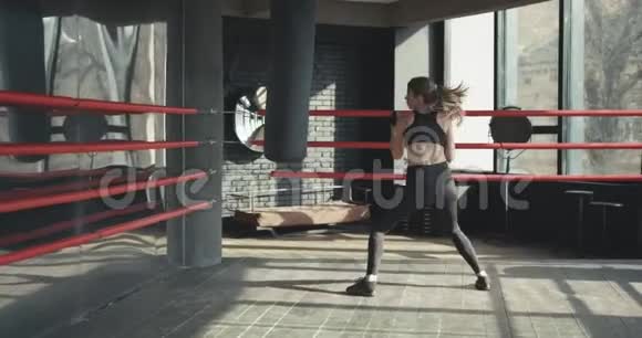 美丽女子健身馆训练袋劲力健身视频的预览图