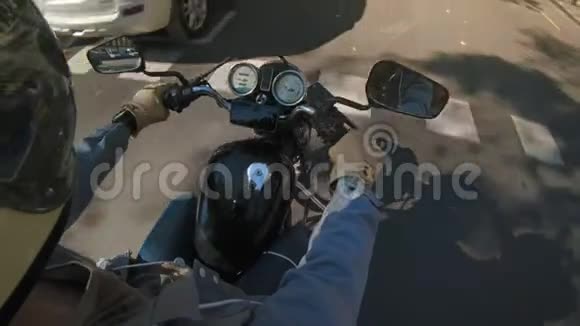 在城里骑摩托车视频的预览图