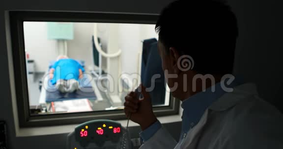 医生在病人身上用x光装置控制面板视频的预览图