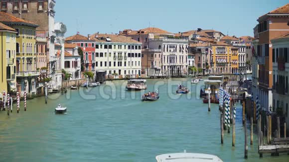 游客在威尼斯乘蒸汽旅游意大利大运河美景视频的预览图