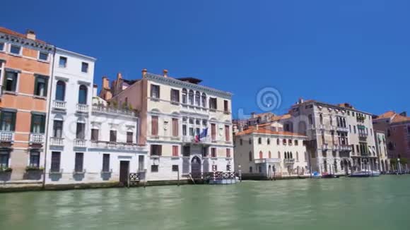乘船游览威尼斯大运河观赏美丽的老建筑视频的预览图