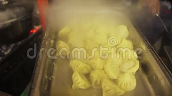 东方美食街头美食节卖家吃美味可口的卡其布视频的预览图