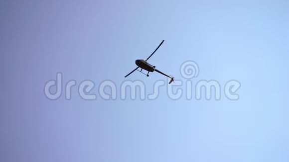 直升机在空中飞行视频的预览图