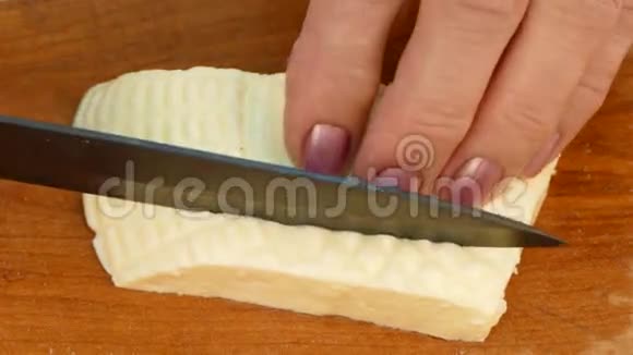 那个女人用刀切了奶酪视频的预览图
