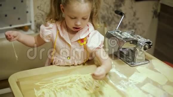 厨房里做意大利面的小女孩视频的预览图