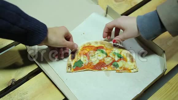 男人和女人争夺最后一块美味的披萨性别竞争视频的预览图