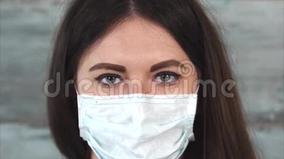 女护士整理她的保护性医疗面罩视频的预览图