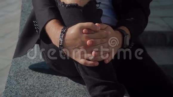 男人用手取下手镯视频的预览图