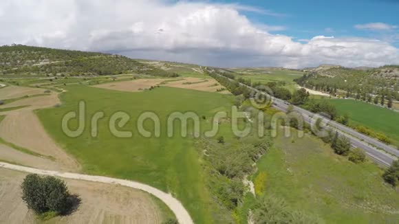 位于塞浦路斯绿色丘陵地区的高速公路上的轻型交通鸟瞰图视频的预览图