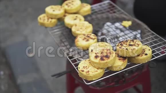 青翠街美食烤红薯和椰子圆饼和烤玉米海安古镇烧烤南视频的预览图