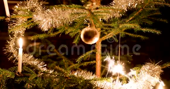 圣诞树上闪烁的蜡烛视频的预览图