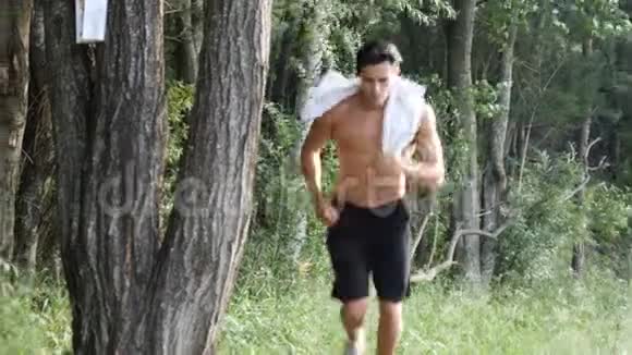 穿着衬衫的年轻人跑步和慢跑视频的预览图