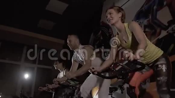 健身中心三人一组同时在健身车上锻炼视频的预览图