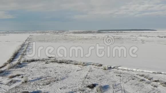 乌克兰乡村冬季景观鸟瞰图平稳向前飞视频的预览图