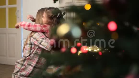 妈妈和女儿在家拥抱圣诞节视频的预览图