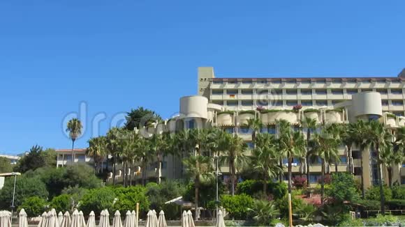 现代酒店以靠近海洋的棕榈树装饰豪华度假胜地视频的预览图