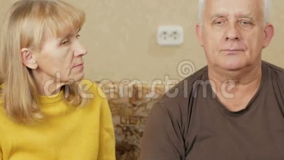 老年妇女为男性超重的背痛擦膏丈夫拿起一件T恤忍受痛苦视频的预览图