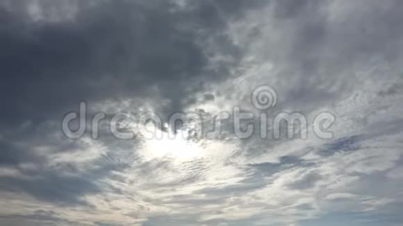 日落时分白云在天空中移动的时间流逝视频视频的预览图