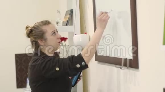 专业化妆师在大师班上教授化妆技巧一位严肃的女教师视频的预览图