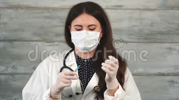女医生拿着注射器检查女医生视频的预览图