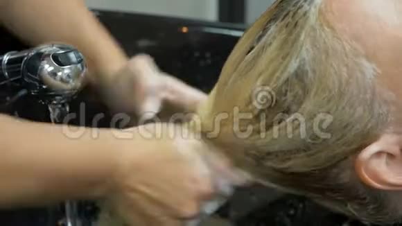 斯特利斯在一家美容院洗了一个女人头视频的预览图