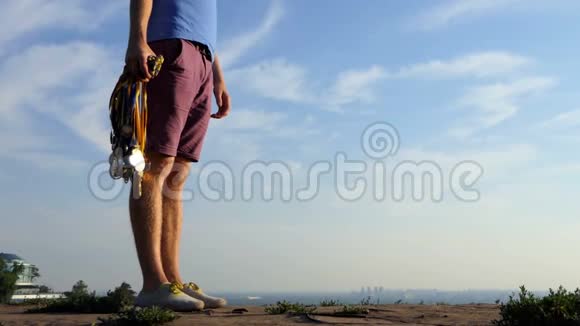 夏天年轻人站在一条小巷里手里拿着许多奖牌视频的预览图