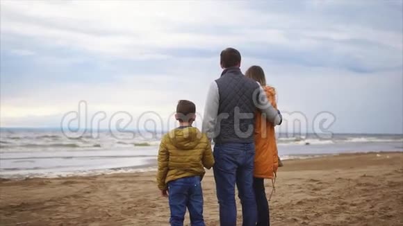 现代家庭欣赏海景他们站在一起拥抱视频的预览图
