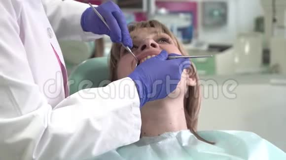 检查牙医的牙齿状况视频的预览图
