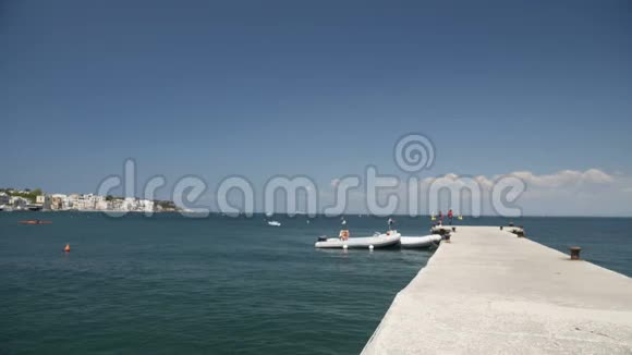 船停在码头附近美丽的地中海风景意大利伊希亚视频的预览图