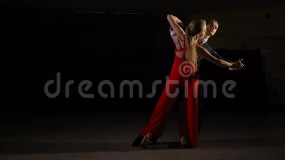 专业的年轻交谊舞夫妇为浪漫的展览舞蹈做准备视频的预览图