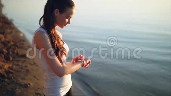 年轻的快乐微笑的女人在网上和她的朋友聊天智能手表视频的预览图